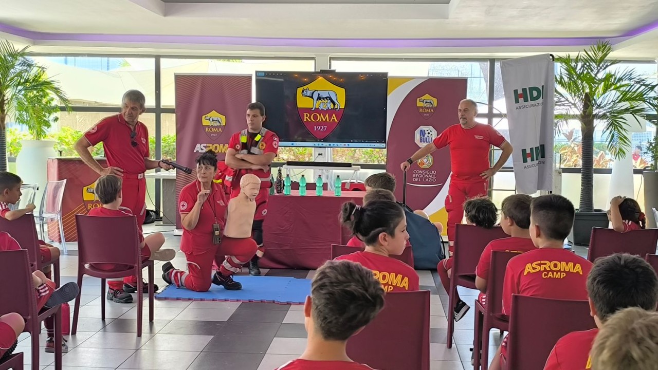 Una delle attività svolte al campo estivo della Roma. Fonte foto: Sito ufficiale AS Roma