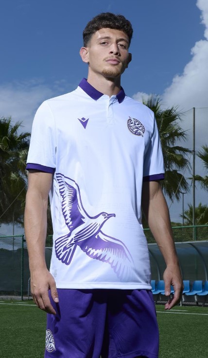 Le magliette dell'Ostiamare firmate da De Rossi. Foto: ROBERTA KRASNIG