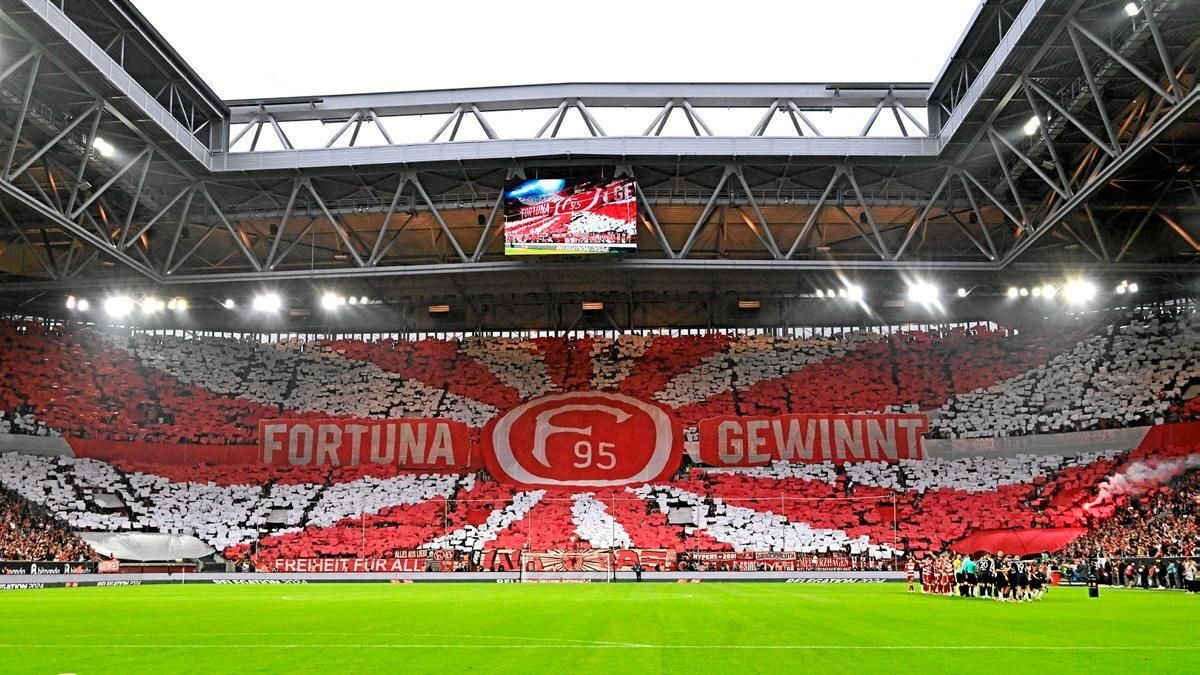 La curva del Fortuna Dusseldorf. Fonte foto: SPORT.