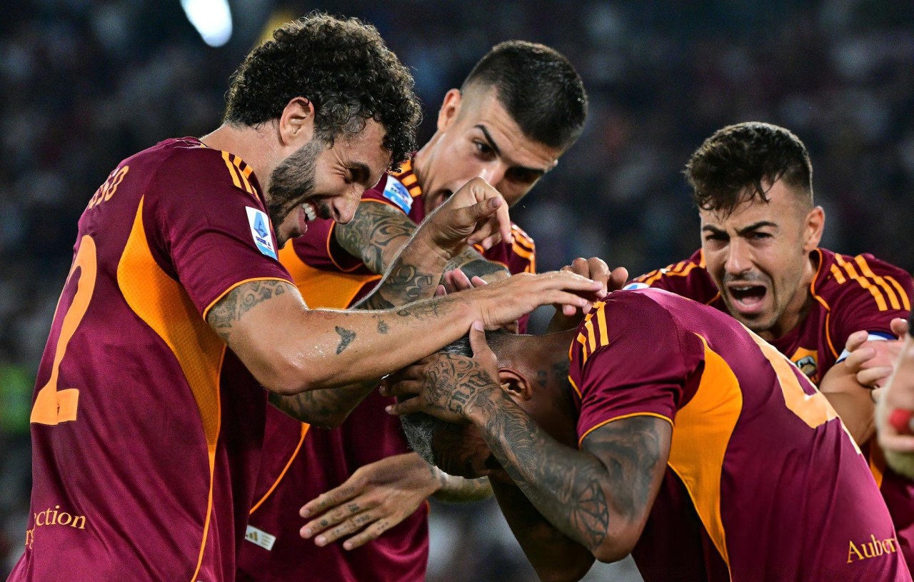L'esultanza di squadra per Wesley. Fonte foto: AS Roma Images su X