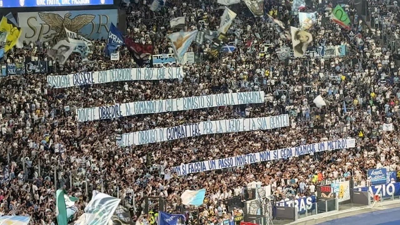 Lo striscione con citazione fascista degli ultras della Lazio
