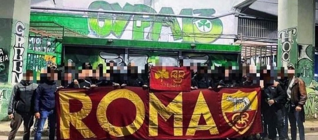 Ultras Roma di fronte al Gate 13 ad Atene