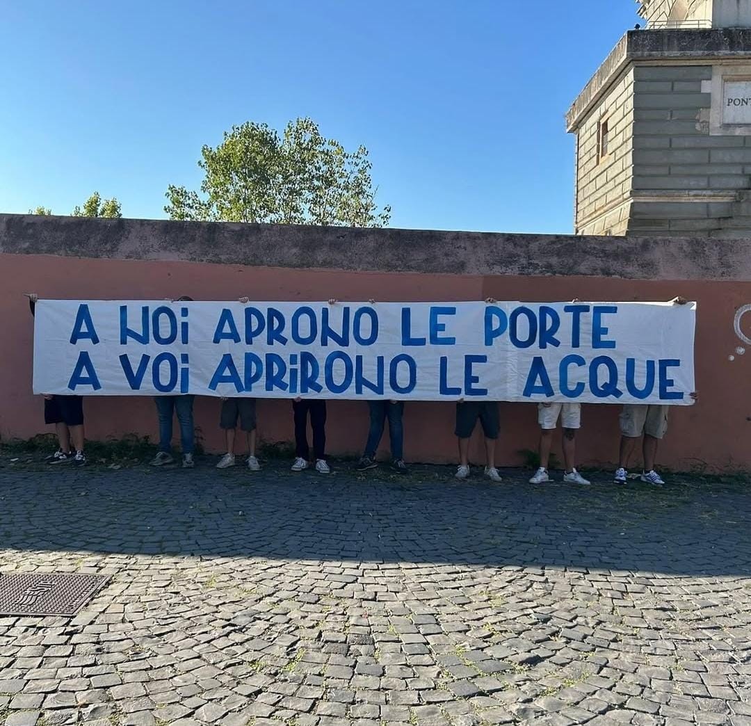 Lo striscione antisemita esposto dagli ultras della Lazio