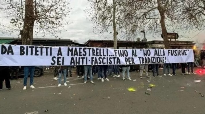 Lo striscione contro Bitetti e Maestrelli da parte dei tifosi della Roma, a Gennaio 2024.