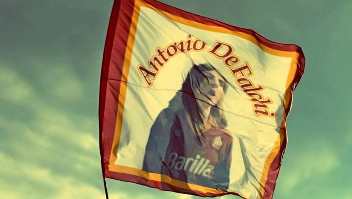 La bandiera di Antonio De Falchi campeggia sempre in Curva Sud