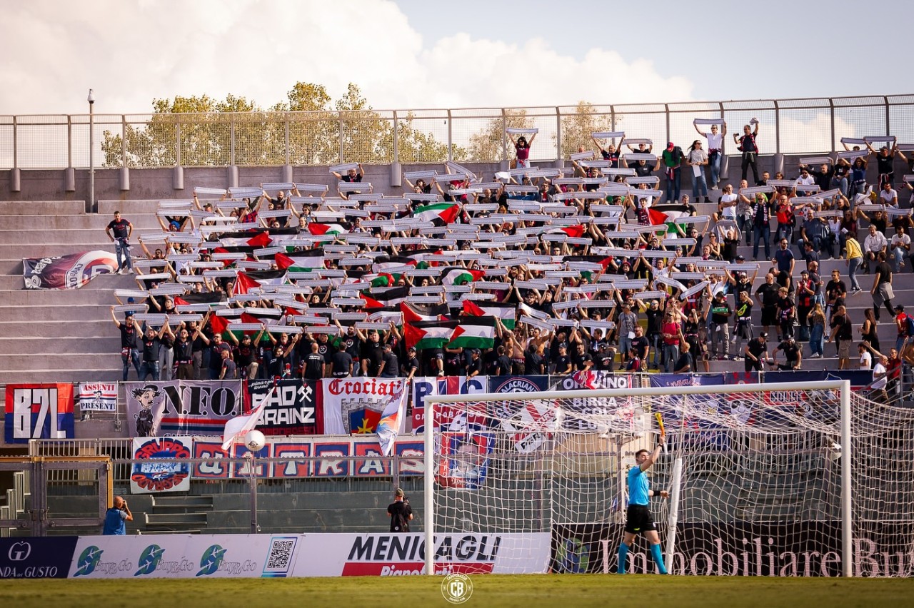 La tifoseria del Campobasso in trasferta a Livorno con sciarpe e bandiere per la Palestina