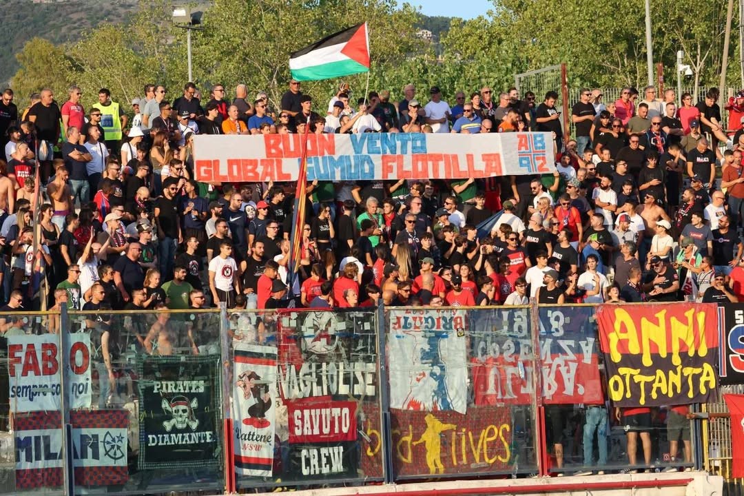 La curva del Cosenza a fianco alla Global Sumud Flotilla