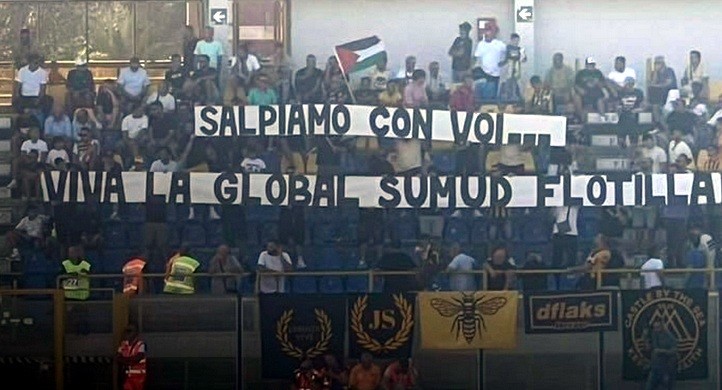 Lo striscione dei tifosi della Juve Stabia