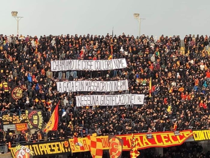 Lo striscione della tifoseria del Lecce, nel 2023, sulla guerra in Palestina.
