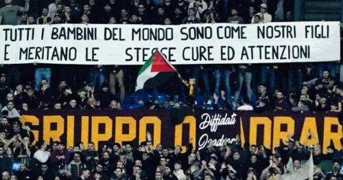 Lo striscione della Curva Sud Roma nel 2023 a sostegno della Palestina