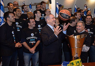 Benjamin Netanyahu con la squadra del Maccabi Tel Aviv, vincitrice dell'Eurolega nel 2014