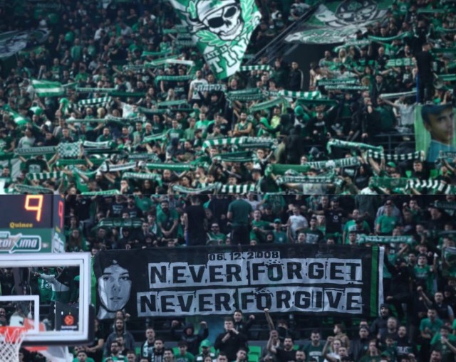 Uno striscione in ricordo di Alexis Grigoropoulos nel palazzetto del Panathinaikos