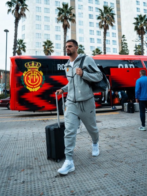 Un calciatore del Mallorca, con la felpa dello stesso modello di quella di Maduro