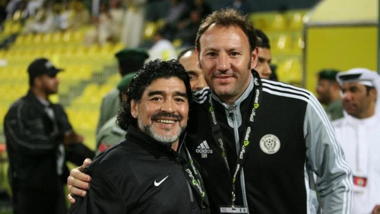 Giusto per farvi vedere Stefano Cusin, CT delle Isole Comore, con niente di meno che Diego Armando Maradona