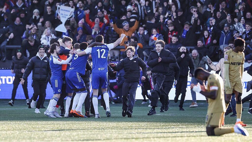 La festa del Macclesfield dopo la vittoria contro il Crystal Palace