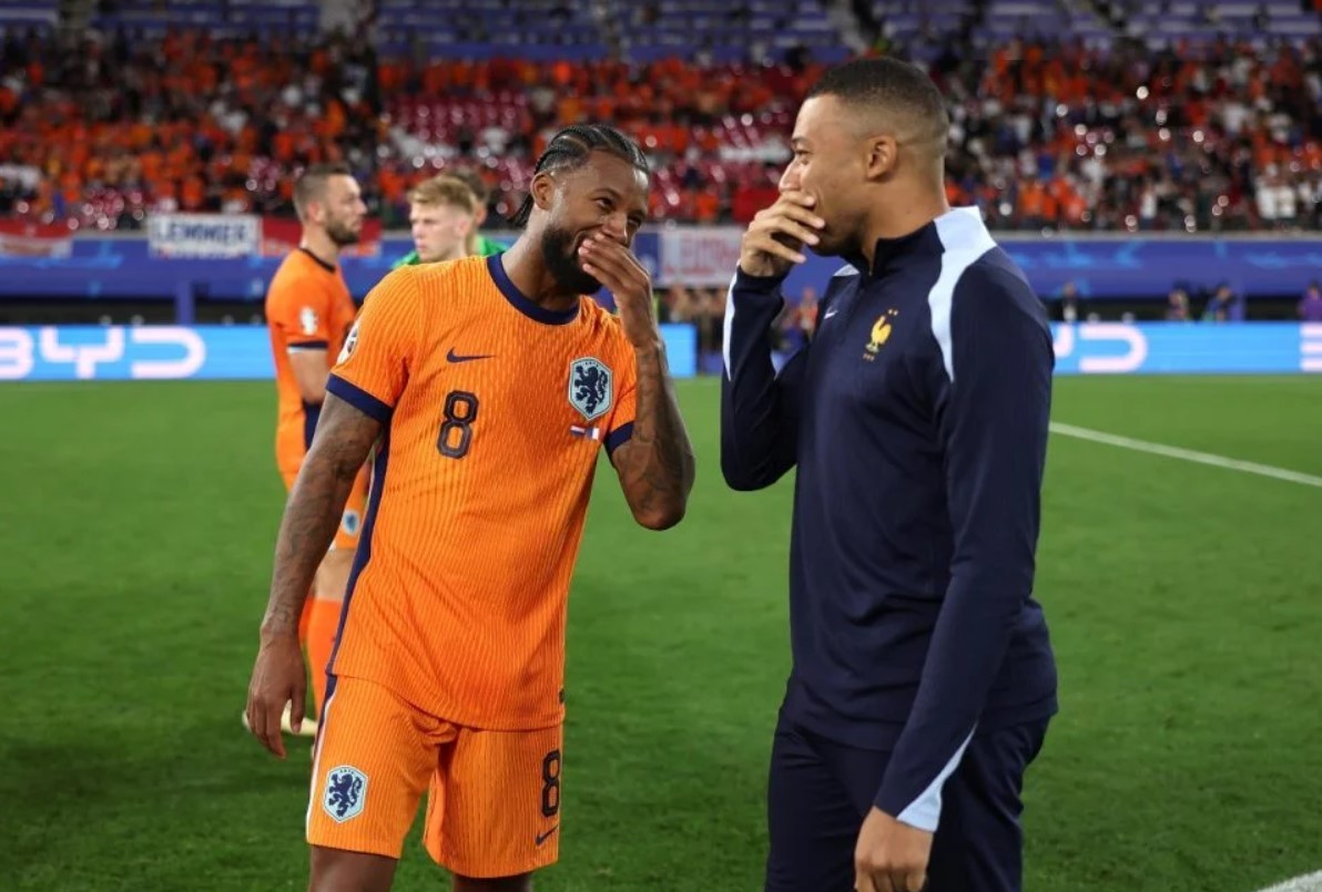 Mai più mani davanti alla bocca, questa una delle nuove regole IFAB per i Mondiali di Calcio 2026