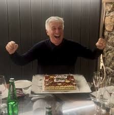Una rara foto di Gasperini davanti a una torta.