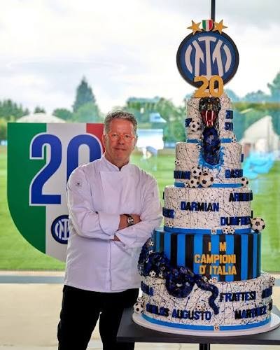 Il pasticciere tedesco Ernst Knam con la torta per il 20esimo scudetto dell'Inter