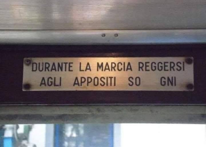 Durante la marcia reggersi agli appositi sogni. O anche durante una partita della Roma.