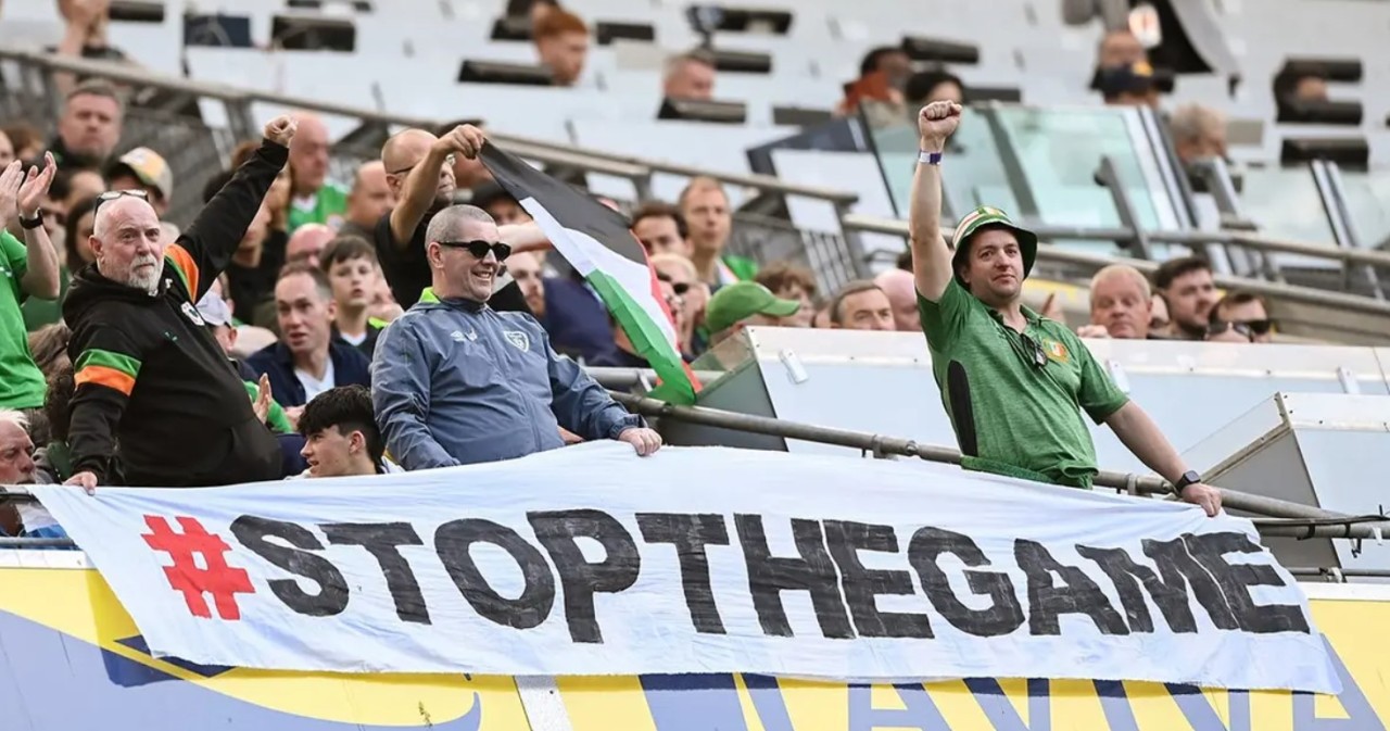 Le proteste dei tifosi irlandesi contro la partita con Israele