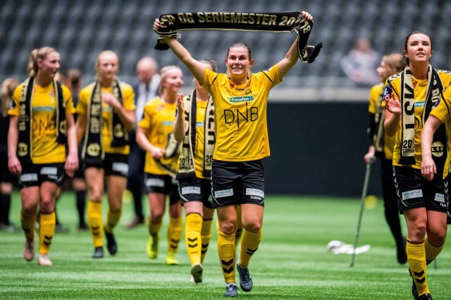 I festeggiamenti di Emilie Haavi con il LSK Kvinner. Fonte: lsk-kvinner.no