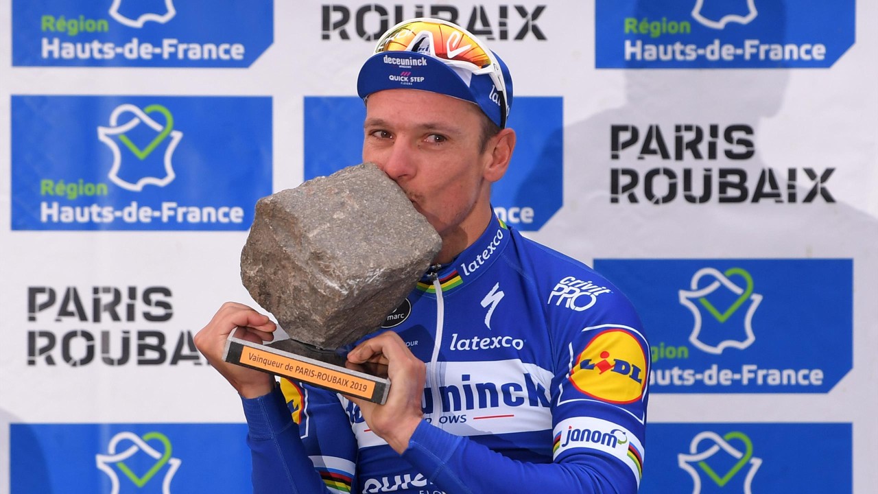 Il ciclista belga Philippe Gilbert bacia la pietra più ambita del ciclismo