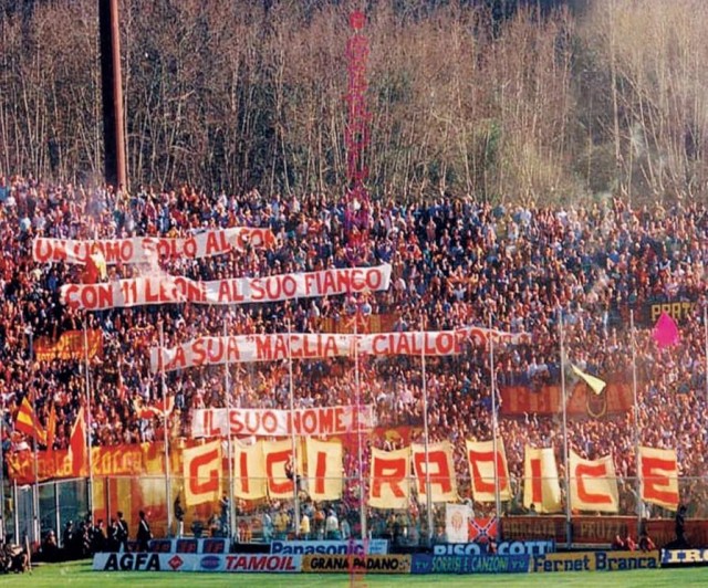 La dedica della Curva Sud della Roma a Gigi Radice