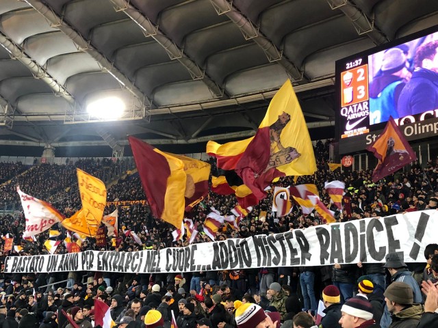 Ancora un altro striscione della Curva Sud, a confermare l'amore tra Roma e Radice. Fonte foto: AsRomaTalenti