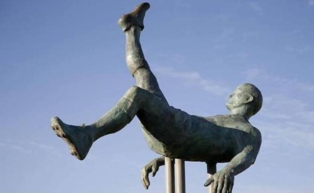 La statua di Ramon Unzaga, davanti lo stadio El Morro, en Chile.