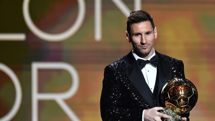 Lionel Messi con uno dei suoi, tanti, Palloni d'Oro