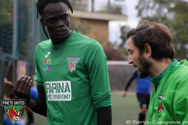 Mister Pietro impegnato durante una partita del Pineto United. Foto: Fabrizio Casagrande