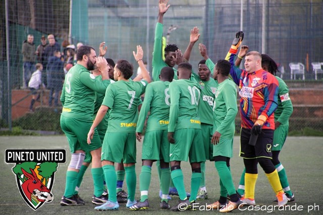 La squadra del Pineto United. Foto: Fabrizio Casagrade