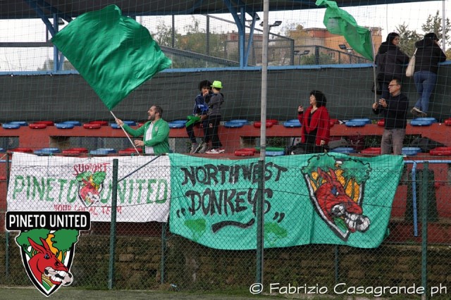 Tifosi del Pineto United. Foto: Fabrizio Casagrande.