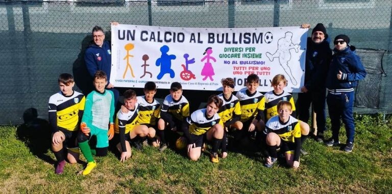 Mister Bonfiglio insieme ai suoi ragazzi, per il progetto 