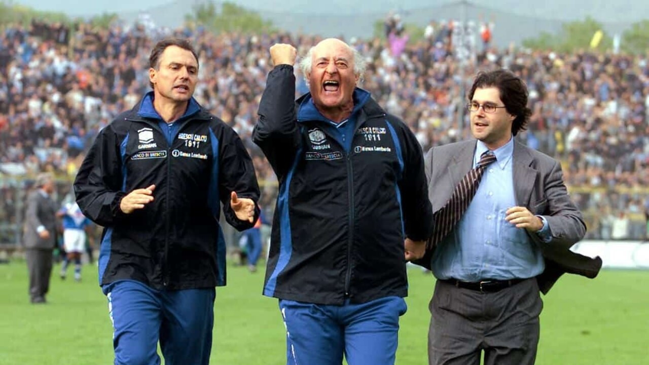 La storica immagine di Carlo Mazzone, allenatore del Brescia, contro i tifosi dell'Atalanta.