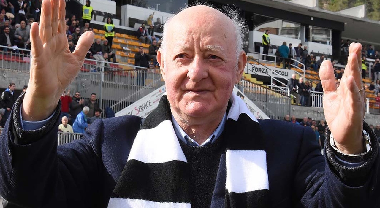 Carlo Mazzone nello stadio dell'Ascoli.