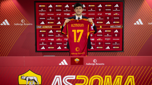 Sardar Azmoun con la maglia della Roma. Fonte foto: Asroma.com