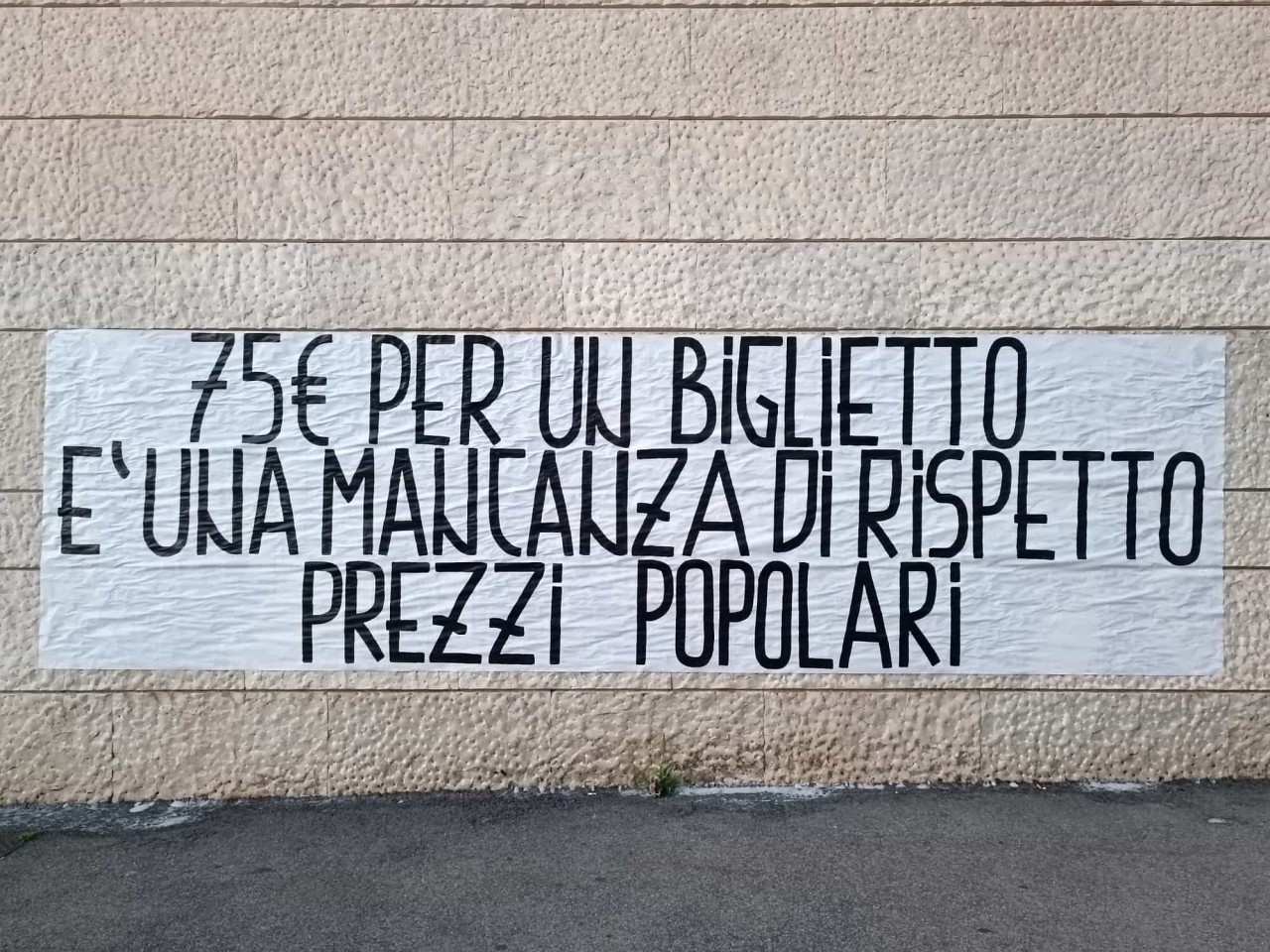 Lo striscione contro il caro biglietti esposto dai tifosi della Roma sotto la sede del club. Fonte foto: Roma Today