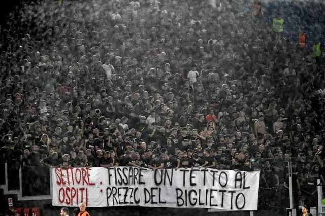 Lo striscione contro il caro biglietti esposto dai tifosi del Milan nella partita contro la Roma.
