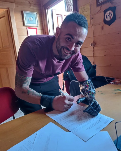 Maurizio Castelli firma con il Pianoscarano, società di Prima Categoria. Fonte foto: Facebook Pianoscarano