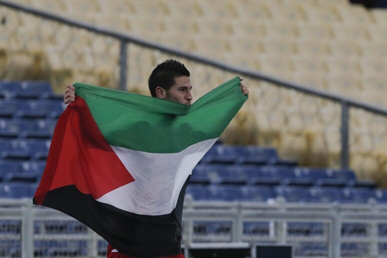 Un tifoso espone la bandiera della Palestina. Fonte foto: Virgilio