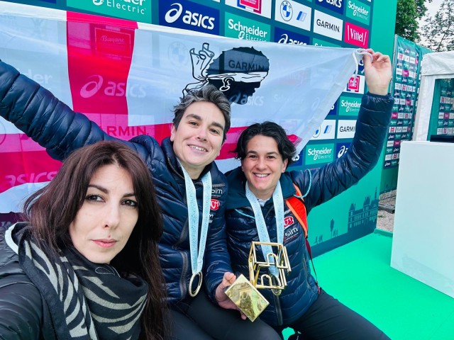 Rita Cuccuru festeggia con la bandiera dei quattro mori