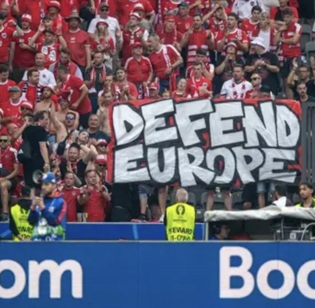 Striscione della tifoseria austriaca, nella partita contro la Polonia ad Euro2024. Fonte foto: Visegrad24