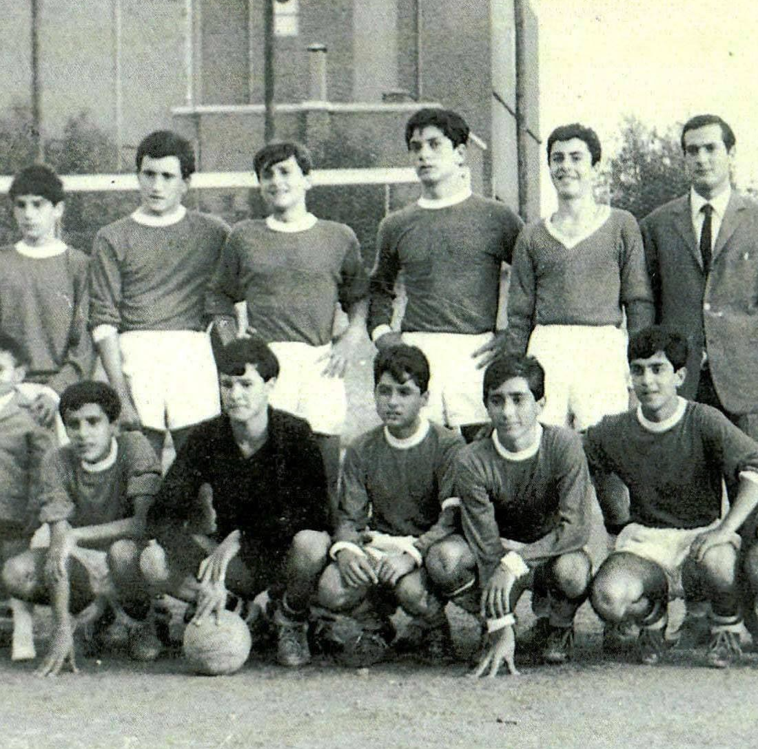 Claudio Ranieri, in divisa da portiere, con le mani sul pallone. Fonte Foto: Marco Di Tillo per la newsletter Ufficio Poesie Smarrite