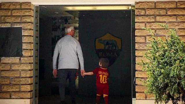 Ranieri a Trigoria, con il nipote.